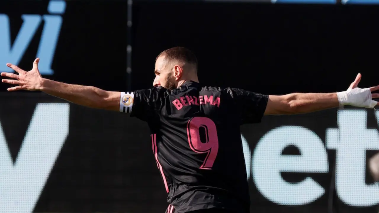 El delantero franc&eacute;s del Real Madrid Karim Benzema celebra tras marcar el 0-2 ante el Celta de Vigo. / EFE