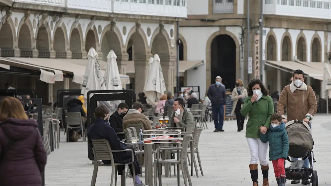 Varias personas en la terraza de un restaurante, en La Coru&ntilde;a. / M. Dylan