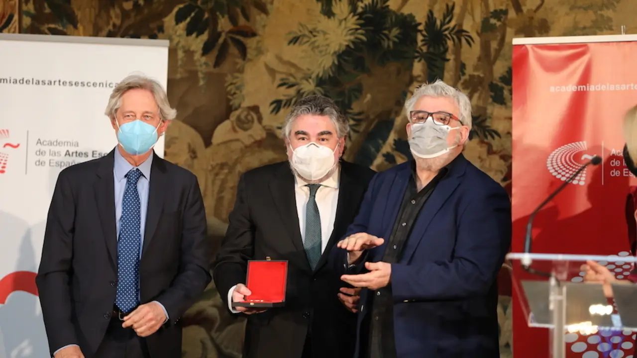 El ministro de Cultura y Deporte, Jos&eacute; Manuel Rodr&iacute;guez Uribes (centro), y antiguos componentes del d&uacute;o c&oacute;mico Martes y Trece Josema Yuste (i) y Mill&aacute;n Salcedo (d). / Marta Fern&aacute;ndez