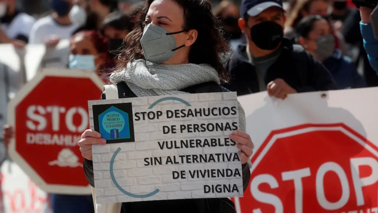 Diferentes organizaciones se han concentrado en la Plaza el Ayuntamiento de Valencia. /Kai F&ouml;rsterling