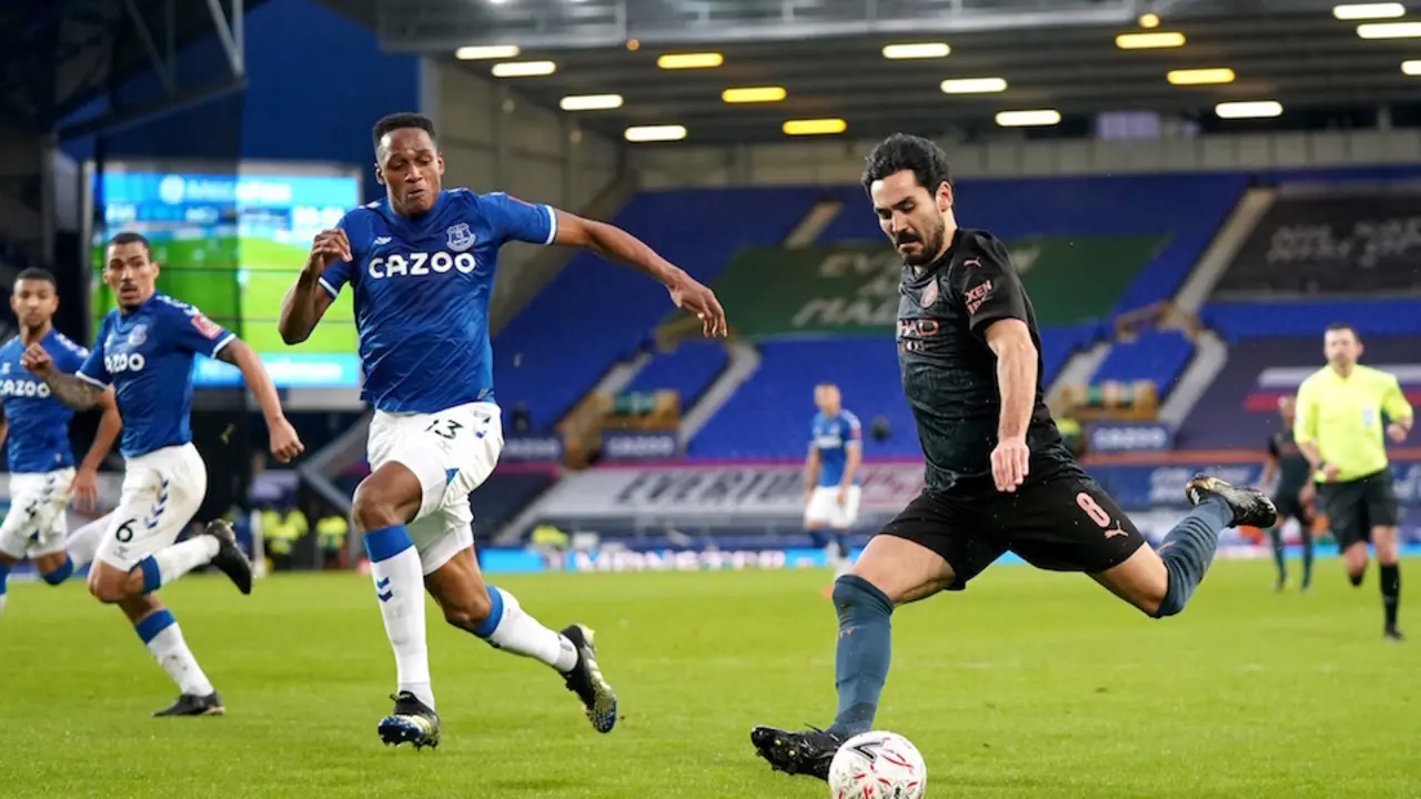 Ilkay Gundogan y Yerry Mina durante el partido. / E. Press