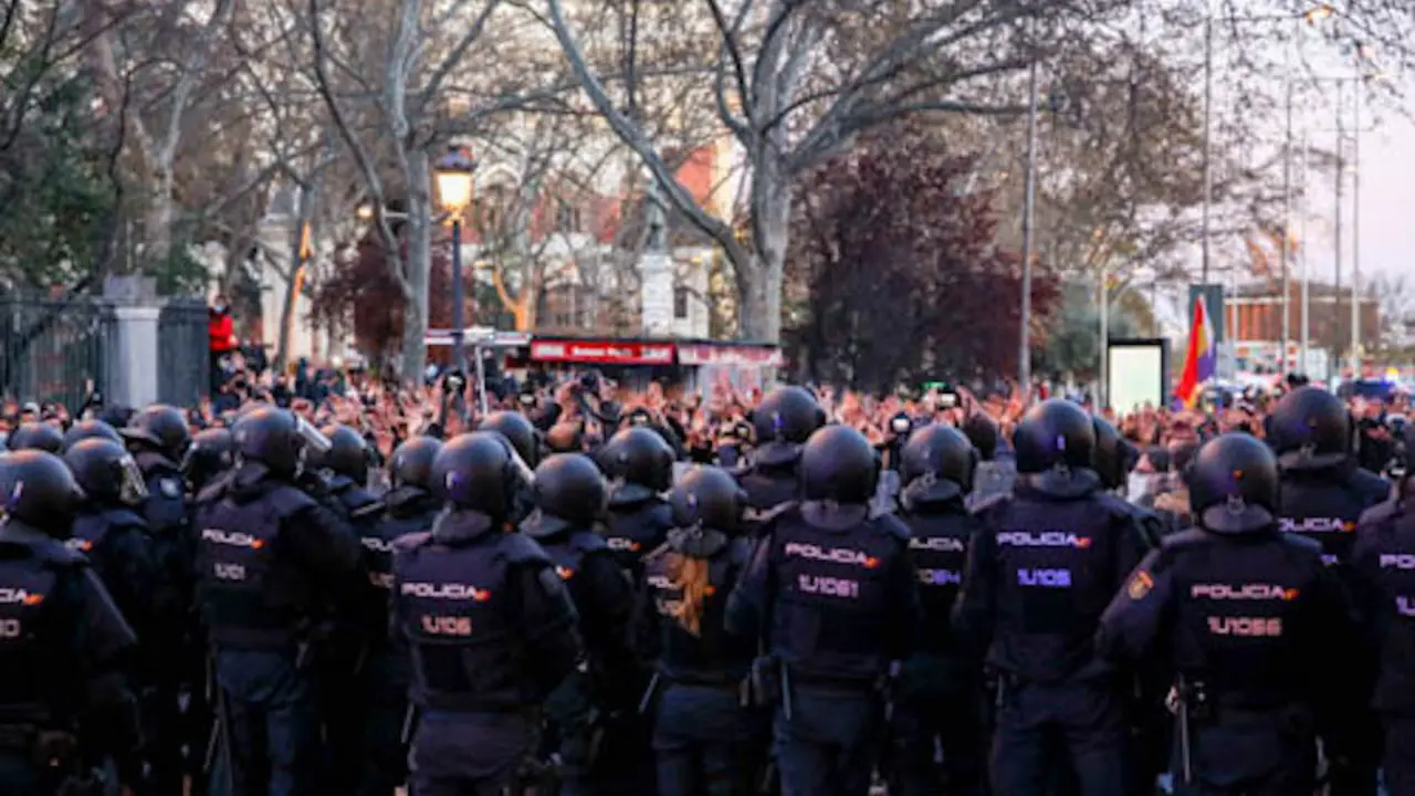 Varios agentes de Polic&iacute;a Nacional frente a los manifestantes. / Ricardo Rubio