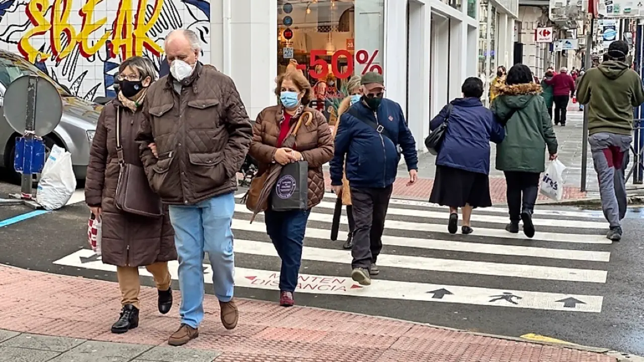 Viandantes con mascarillas paseando por las calles de la capital c&aacute;ntabra. / ALERTA