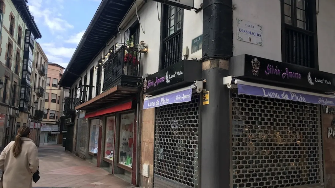 Varios comercios con la persiana abajo en la c&eacute;ntrica calle Consolaci&oacute;n de Torrelavegta. / S. D&iacute;az