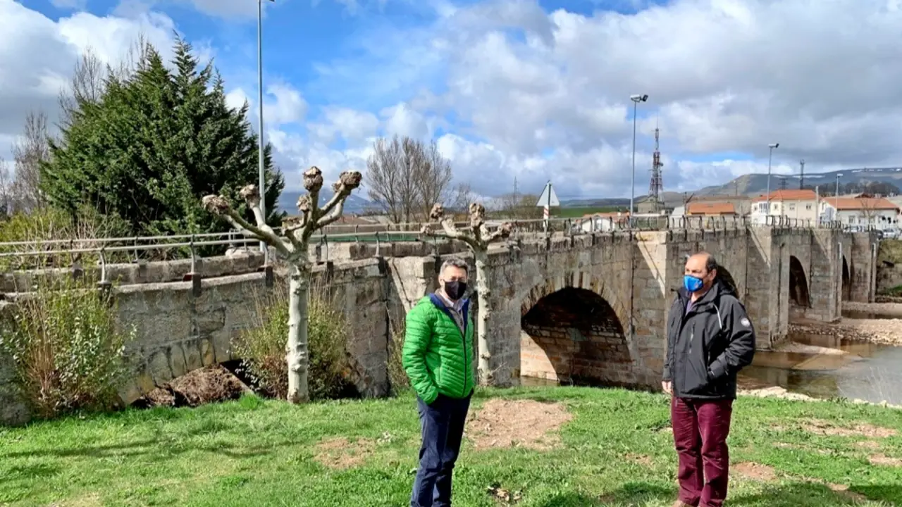 El alcalde de Campoo de Enmedio, Pedro Manuel Mart&iacute;nez junto al puente de Matamorosa. / ALERTA