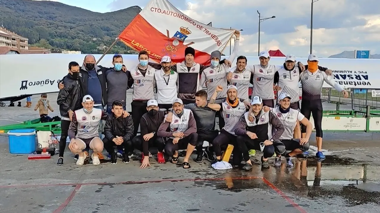 Pedre&ntilde;a celebra su triunfo de ayer en aguas de Santo&ntilde;a.