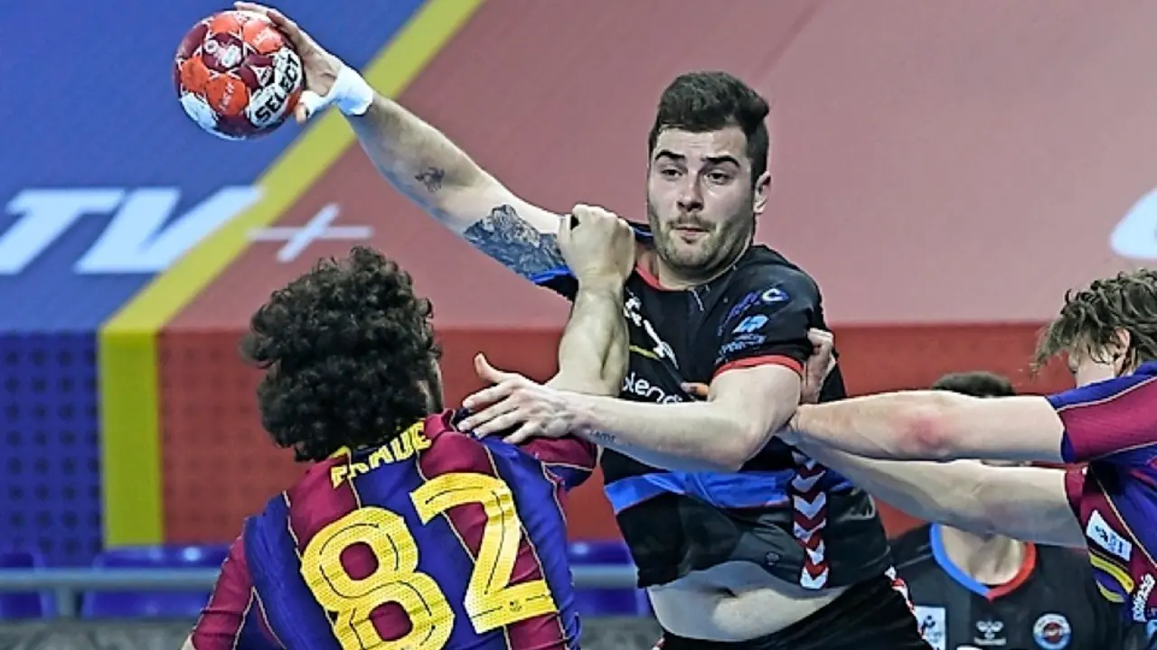 Un jugador del Sinf&iacute;n intenta superar a la defensa rival. /  pau campa&ntilde;a