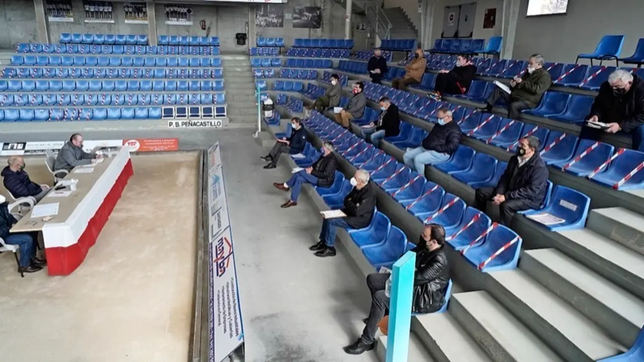 Fernando Soroa presidi&oacute; ayer la Asamblea en la que participaron los representantes de las diecis&eacute;is pe&ntilde;as de la Liga Apebol. / Hardy