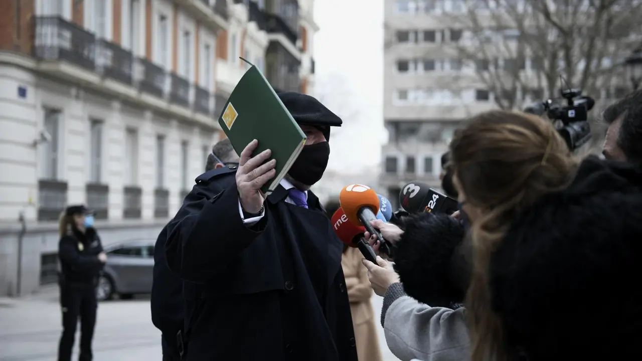 El comisario jubilado Jos&eacute; Manuel Villarejo responde a los medios de comunicaci&oacute;n a su salida de la Audiencia Nacional 