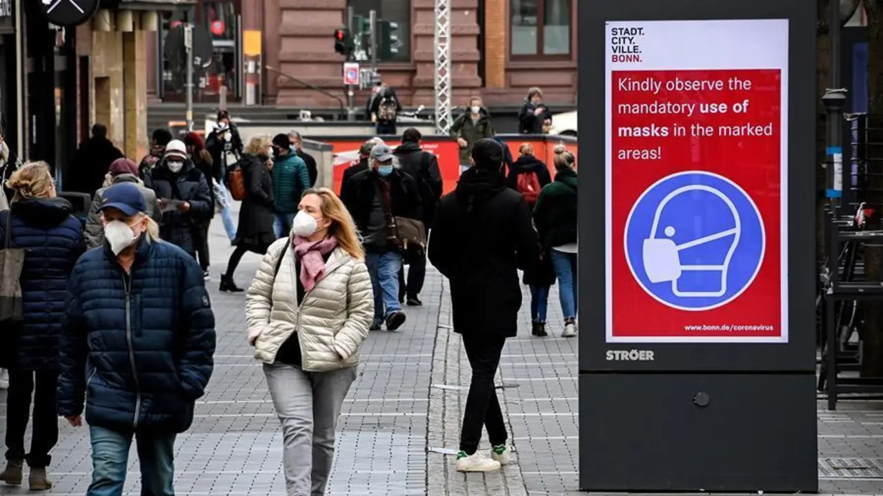 Ciudados caminan por una calle de Bonn (Alemania) EFE/EPA/SASCHA STEINBACH