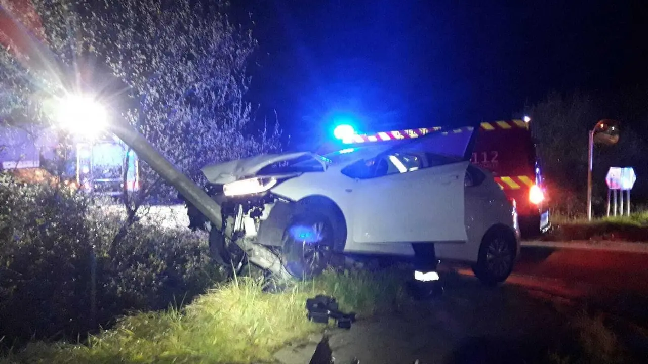 El coche siniestrado contra la farola. / 112