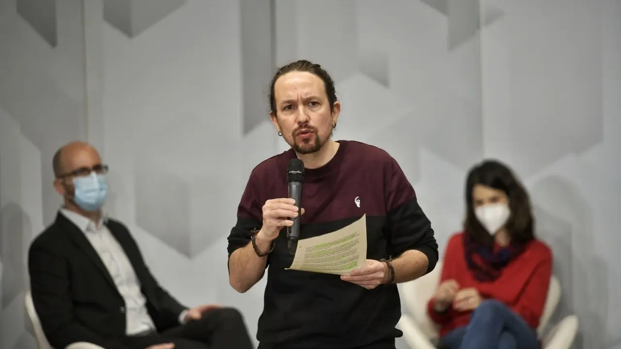El secretario general de Podemos, Pablo Iglesias, junto a la coportavoz de la formaci&oacute;n, Isa Serra, y el secretario de Estado de Derechos Sociales, Nacho &Aacute;lvarez, durante un acto organizado por el partido sobre las pol&iacute;ticas de vivienda.