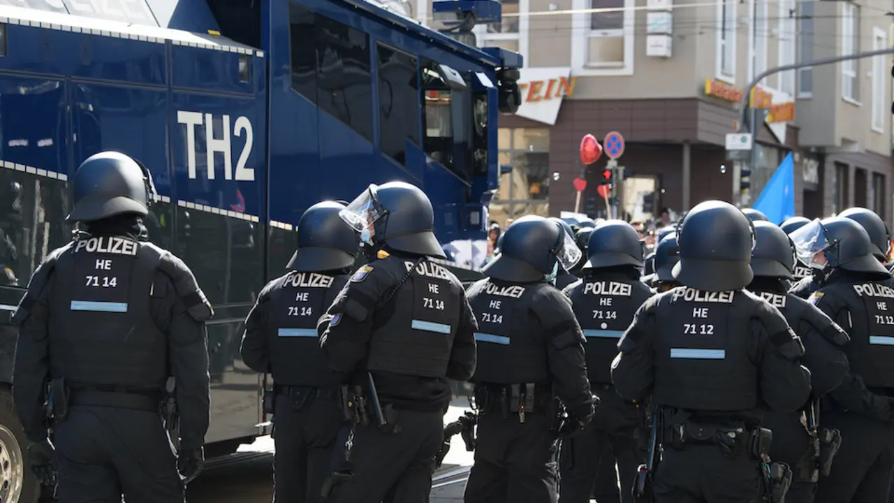20 March 2021, Hessen, Kassel: Police forces stand guard during an unregistered demonstration against the government's Corona policy. Photo: Swen Pf&ouml;rtner/dpa
20/3/2021 ONLY FOR USE IN SPAIN