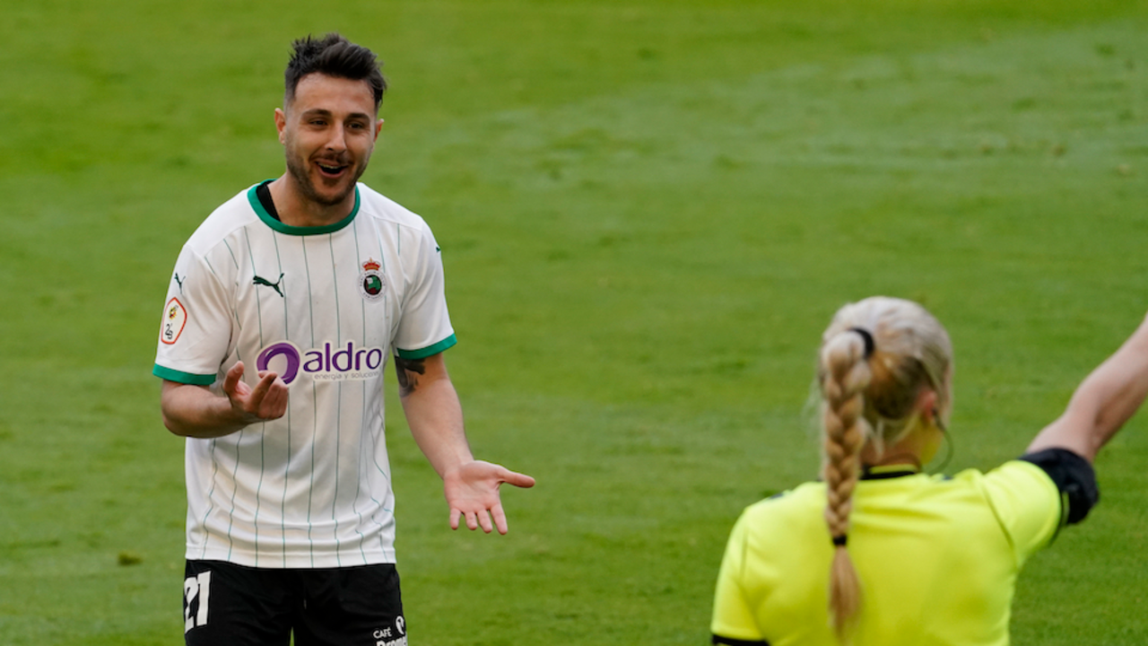 El jugador del Racing discute con el &aacute;rbitro una jugada del partido. / HARDY