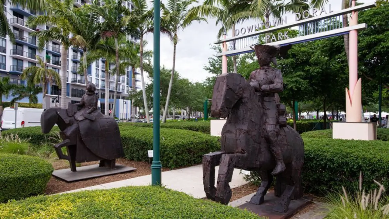Vista de este s&aacute;bado de la obra "Caballero y Dama a caballo" del artista espa&ntilde;ol Manolo Vald&eacute;s puesta en el espacio que acoge a la monumental exposici&oacute;n al aire libre "El legado" en Doral, ciudad vecina a Miami, Florida. EFE/Giorgio Viera