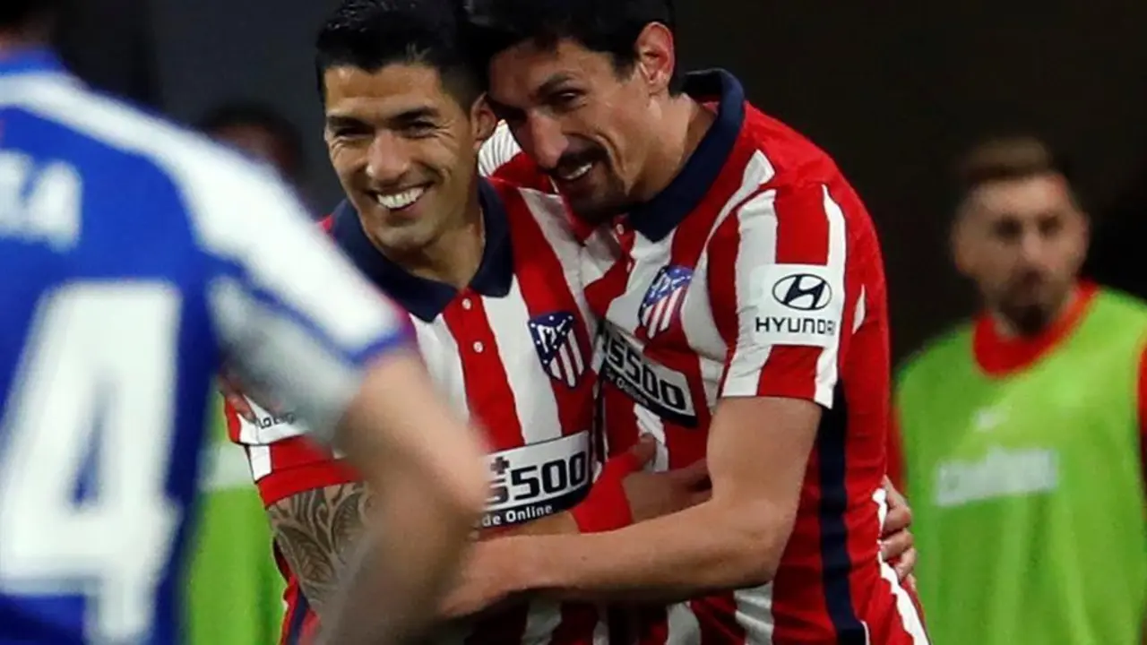 El delantero uruguayo del Atl&eacute;tico de Madrid, Luis Su&aacute;rez (i) celebra con su compa&ntilde;ero Stefan Savic el primer gol de su equipo ante el Alav&eacute;s durante el partido de LaLiga que se disputa este domingo en el estadio Wanda Metropolitano. EFE/Emilio Naranjo