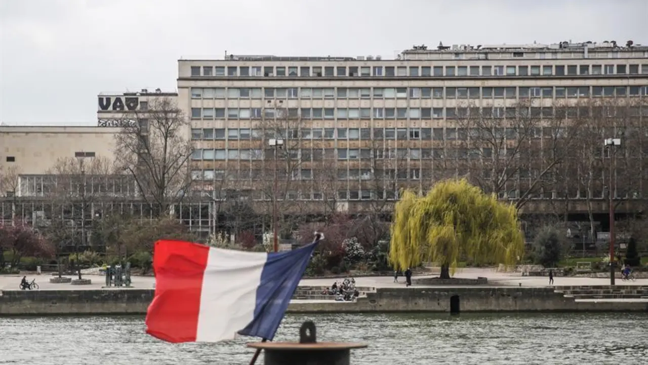 La gente pasa el tiempo junto al r&iacute;o Sena en Par&iacute;s, Francia, el 21 de marzo de 2021. Las nuevas restricciones de cierre incluyen el cierre de los comercios "no esenciales", pero muchas excepciones facilitan la tarea en comparaci&oacute;n con el primer cierre de marzo de 2020, ya que un simple formulario permite estar al aire libre en un radio de 10 kil&oacute;metros del propio domicilio sin restricciones horarias. (Francia) EFE/EPA/Mohammed Badra

Traducci&oacute;n realizada con la versi&oacute;n gratuita del traductor www.DeepL.com/Translator