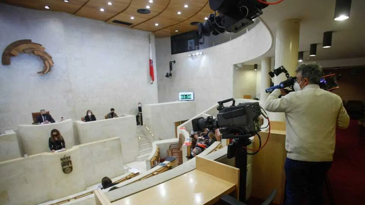 Las c&aacute;maras de TVE grabando un momento de la sesi&oacute;n parlamentaria. / ALERTA
