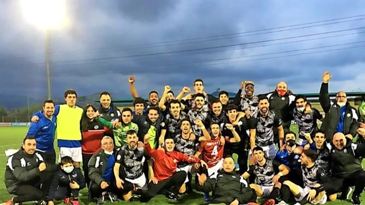 Jugadores, t&eacute;cnicos y directivos del Laredo celebran la permanencia en la categor&iacute;a. / Laredo