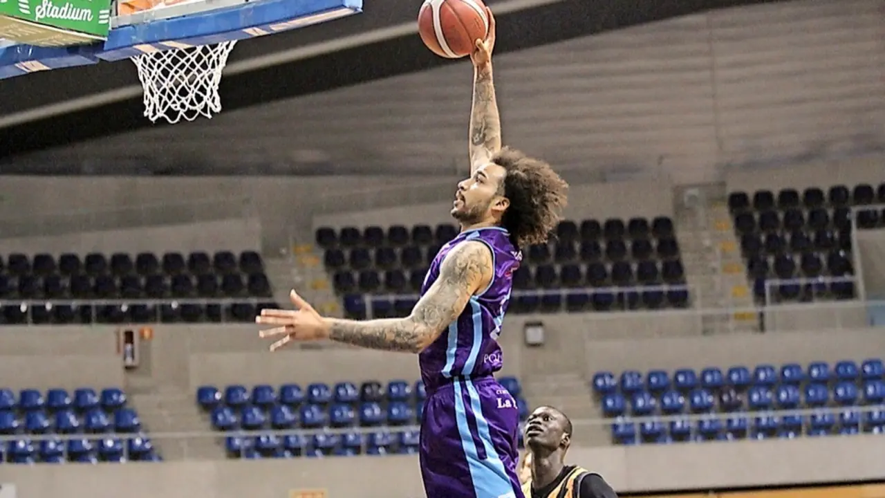 Sam Burt se dispone a machacar el aro rival. / lanza