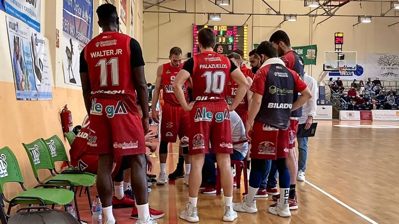 Los jugadores del A. Cantabria durante un tiempo muerto. / borja barrete