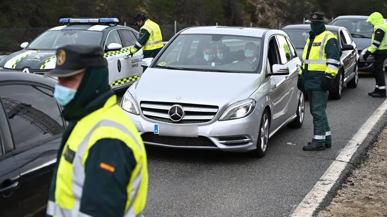 Controles a la altura de Guadarrama, en Madrid. (EFE)
