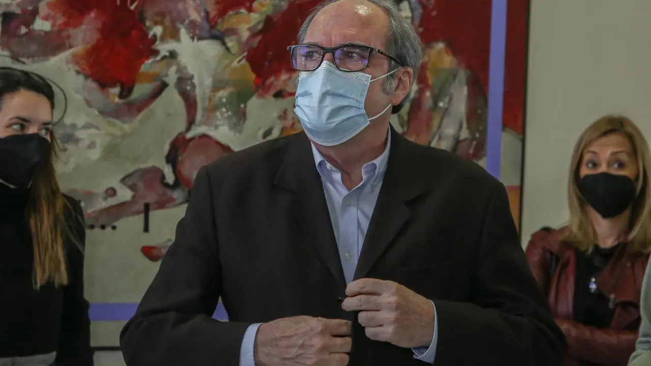 El candidato socialista a las elecciones auton&oacute;micas madrile&ntilde;as, &Aacute;ngel Gabilondo, a su llegada al Comit&eacute; Regional de las Juventudes Socialistas, en Fuenlabrada, Madrid (Espa&ntilde;a), a 21 de marzo de 2021. Gabilondo ha apelado este domingo al voto progresista 