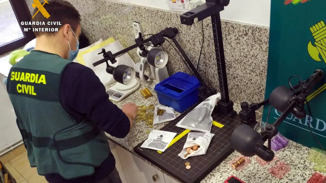 Un Guardia Civil con el materia incautado a esta pareja. / OPC
