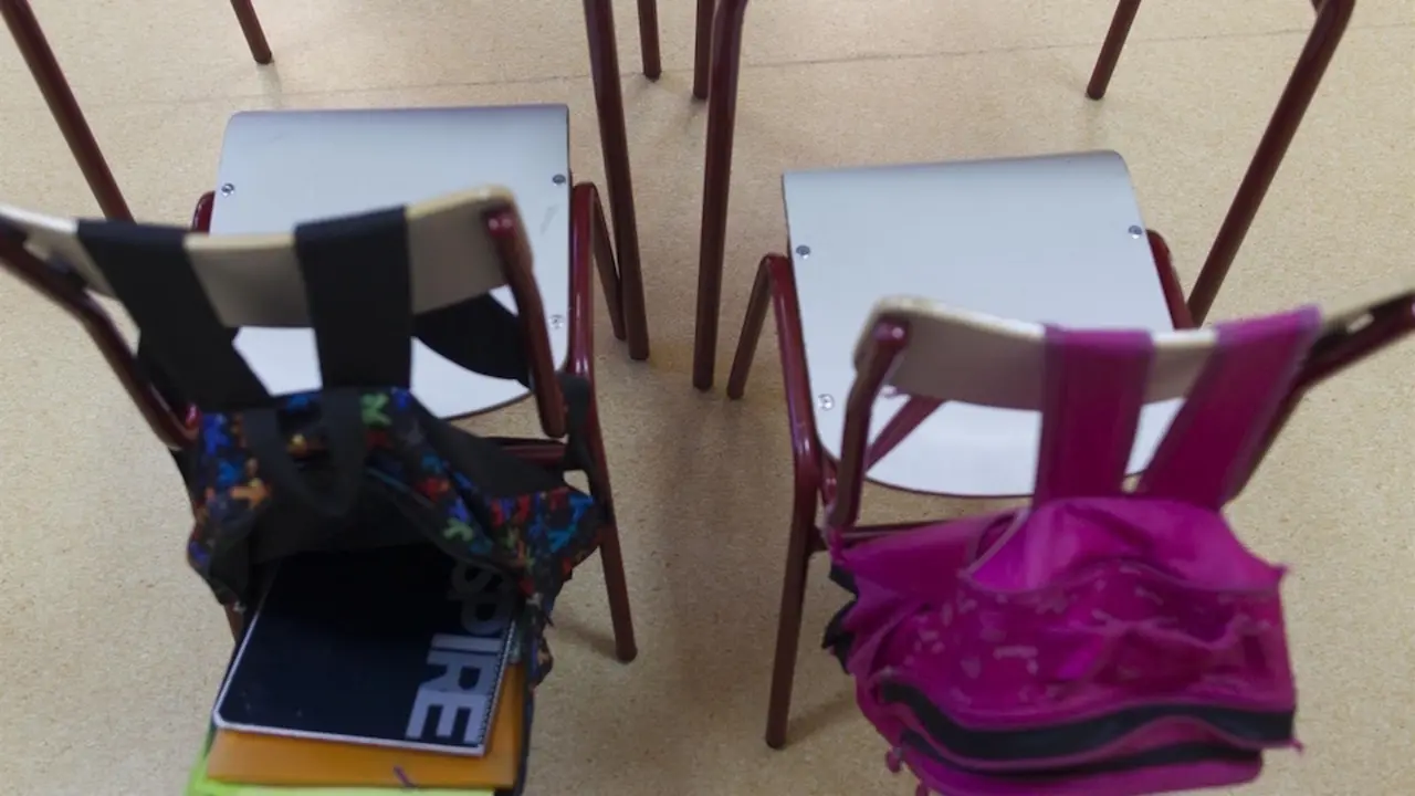 Un par de mochilas en un aula escolar. / E. Press