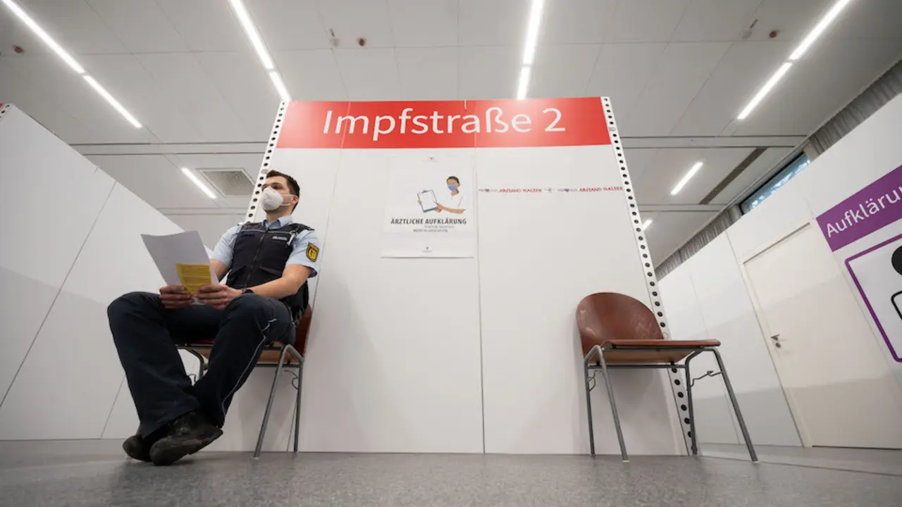 Un polic&iacute;a germano espera antes de ser vacunado. / Marijan Murat