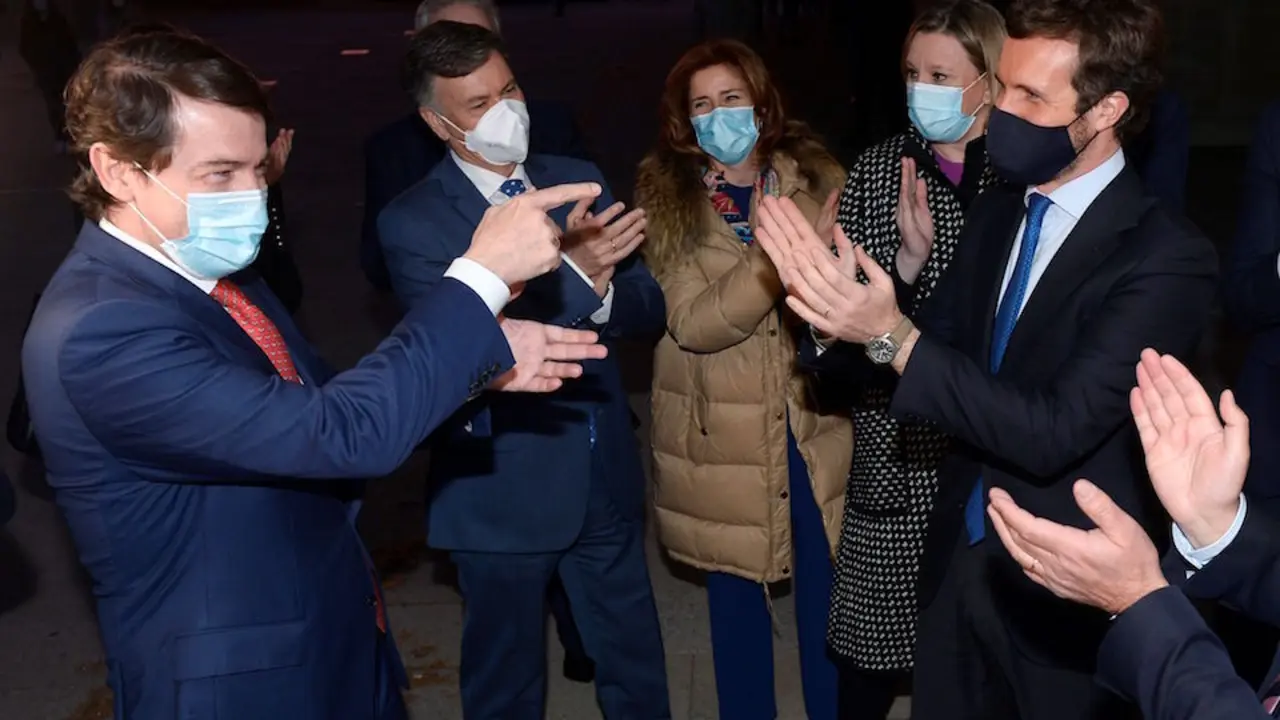 El presidente de la Junta de Castilla y Le&oacute;n, Alfonso Fern&aacute;ndez Ma&ntilde;ueco (i), recibe la felicitaci&oacute;n del presidente del PP, Pablo Casado (d), tras no prosperar la moci&oacute;n de censura por parte del PSOE, contra su gobierno. / Nacho Gallego