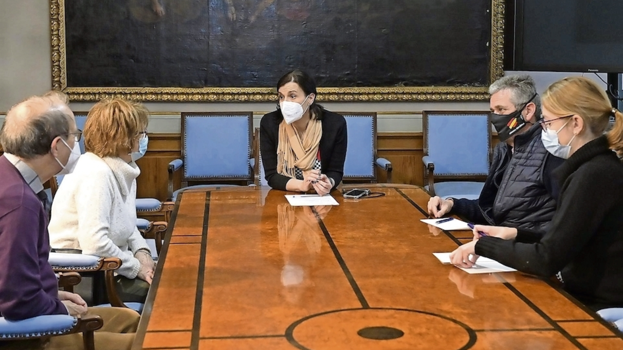 Reuni&oacute;n de la alcaldesa, Gema Igual, con la hija de Matilde Camus, Matilde Guis&aacute;ndez. / ALERTA