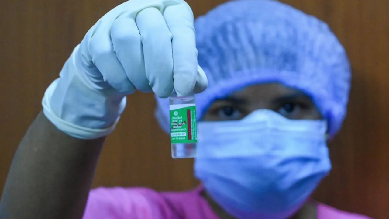 Una sanitaria muestra la vacuna COVISHIELD. / E. Press