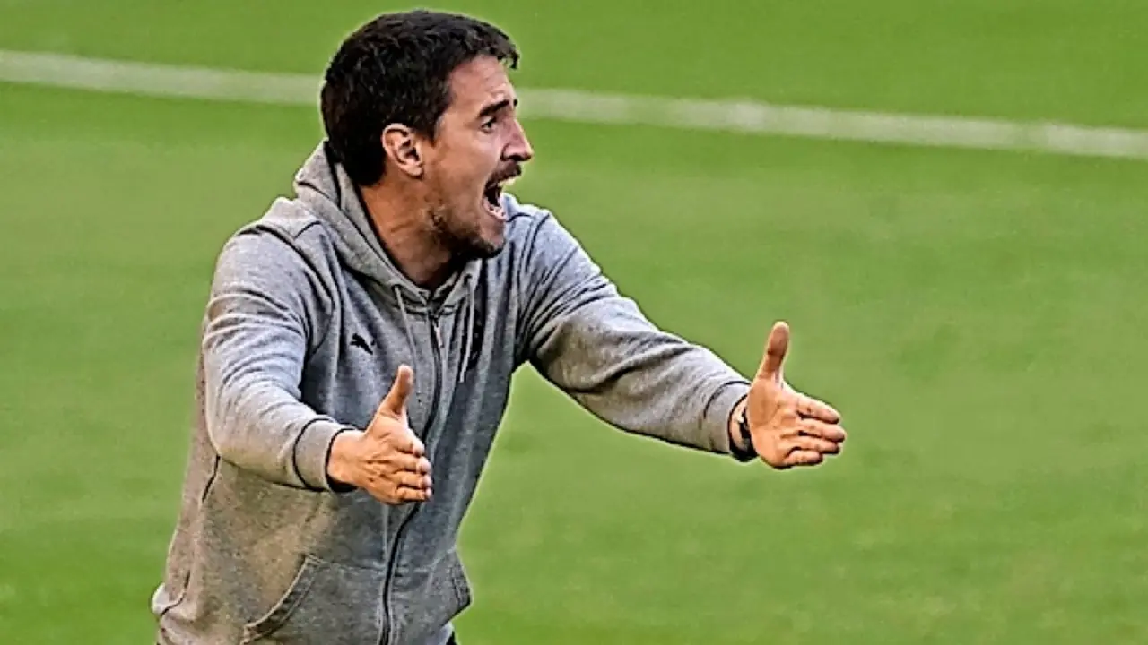 Aritz Solabarrieta seguir&aacute; al frente del equipo a pesar del fracaso consumado el domingo. / Hardy