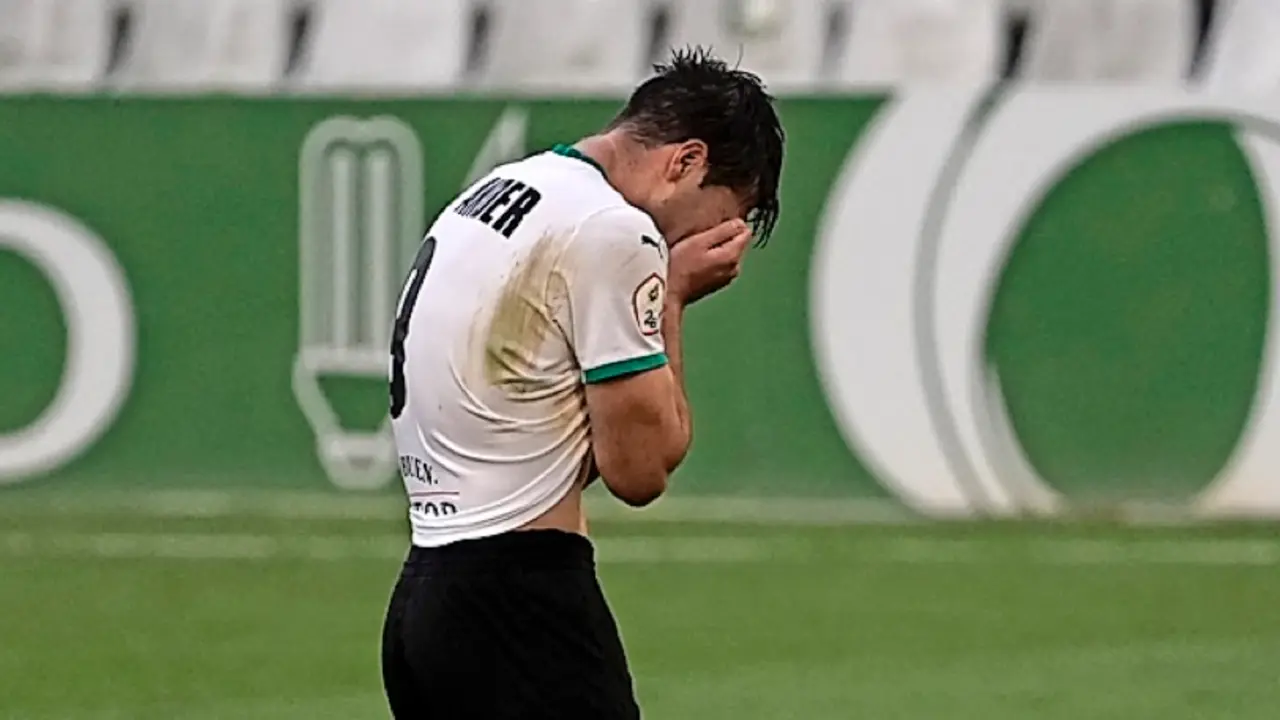 Jon Ander, lament&aacute;ndose del mal partido. / Hardy