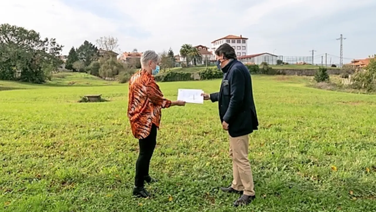 La alcaldesa, Rosa D&iacute;az, en una visita a la zona donde se construir&aacute; el saneamiento del barrio El Pi&ntilde;al. / AlertA