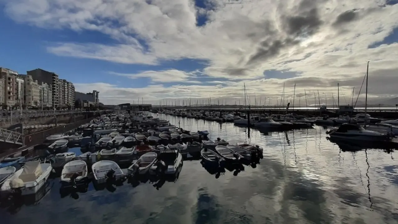 Vista del puerto de Puertochico en Santander.