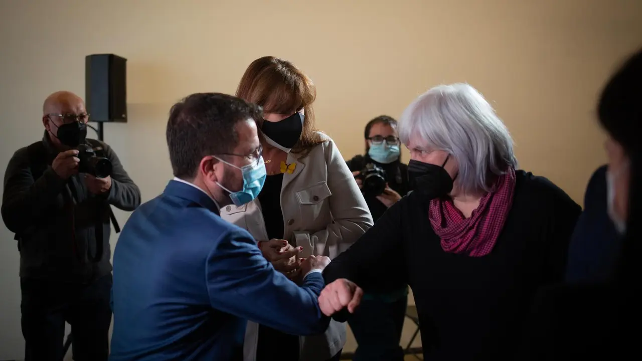 El vicepresidente en funciones de la Generalitat, Pere Aragon&egrave;s (i) saluda a la candidata de la CUP a la Presidencia de la Generalitat, Dolors Sabater, antes de dar una rueda de prensa sobre las prioridades del futuro Govern, en Barcelona, Catalunya (Espa
