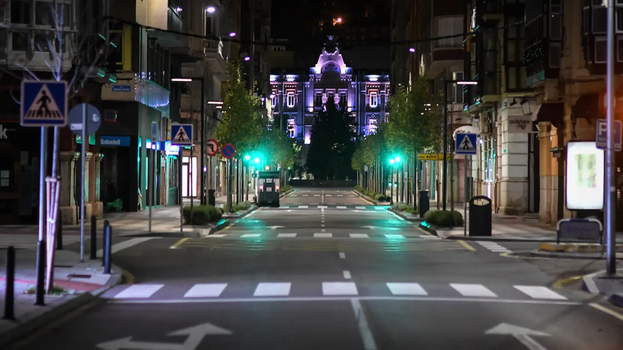 Vista del Ayuntamiento durante la pasada noche mientras contn&uacute;a el toque de queda. / HARDY