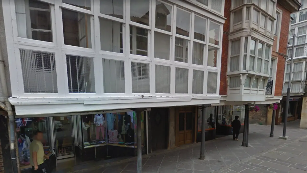 Vista de comercios en la calle Mayor en Reinosa. / ALERTA