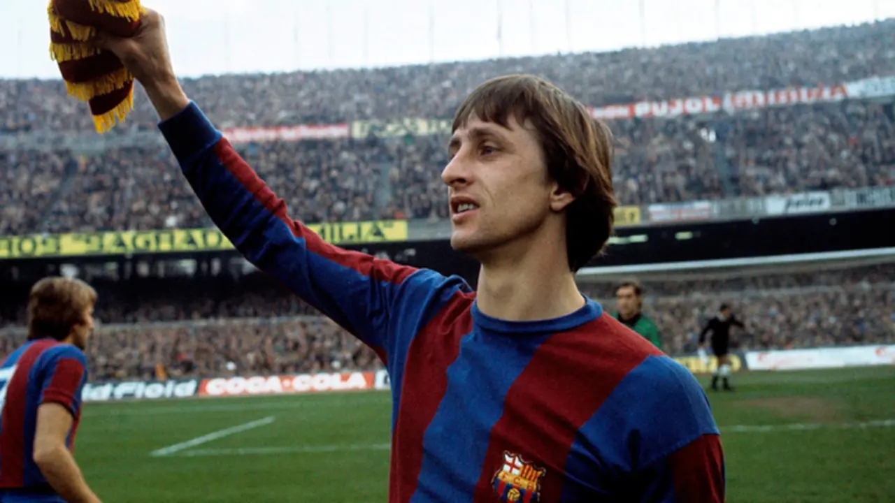 Presentaci&oacute;n en la temporada 1973/74 del ex jugador holand&eacute;s del Ajax, Johan Cruyff, vistiendo por primera vez, la camiseta blaugrana para participar en un entrenamiento con en Bar&ccedil;a. EFE/Archivo