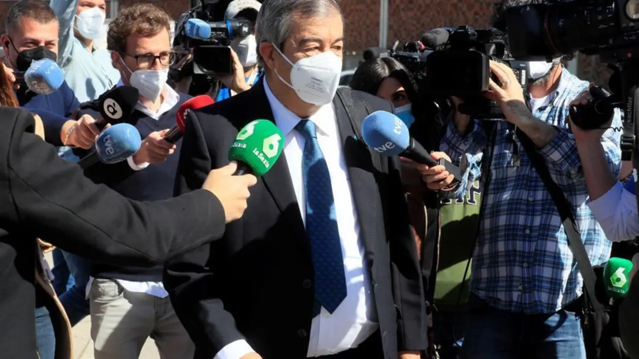 El exsecretario general del PP Francisco &Aacute;lvarez-Cascos llega a la Audiencia Nacional para declarar como testigo este martes en una nueva sesi&oacute;n del juicio por la caja b del PP, en la localidad madrile&ntilde;a de San Fernando de Henares. EFE/Fernando Alvarado