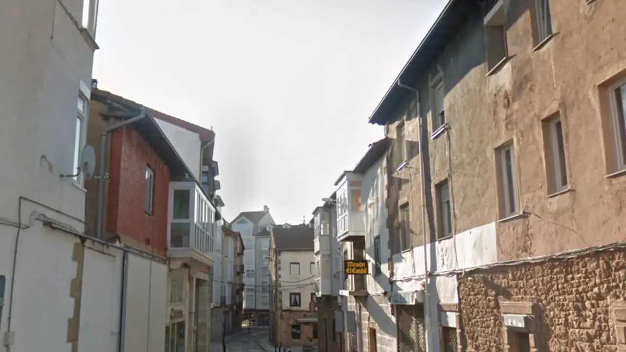 Vista de la calle Quintanal, una de las m&aacute;s afectadas por las obras de saneamiento y abastecimiento ejecutadas entre 2014 y 2015. / ALERTA