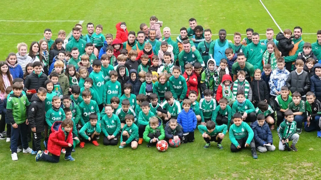 Aficionados y jugadores del Racing de Santander durante una jornada de puertas abiertas. / E. Press