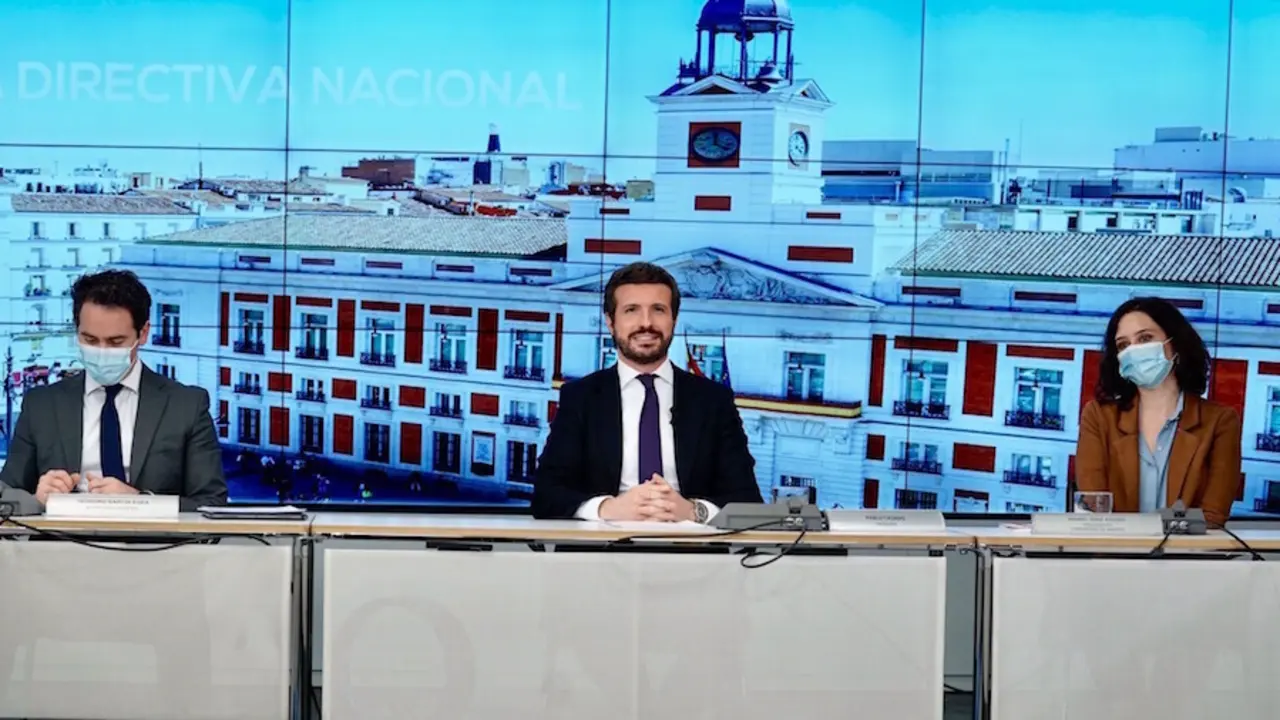 El l&iacute;der del PP, Pablo Casado, junto al secretario general del PP, Teodoro Garc&iacute;a Egea, y la presidenta de la Comunidad de Madrid, Isabel D&iacute;az Ayuso. / David Mudarra