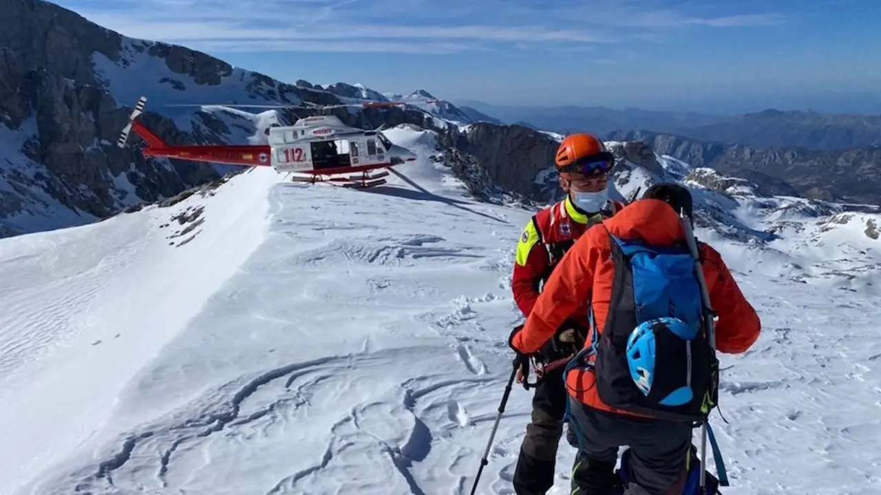 Helic&oacute;ptero del 112 rescatando a una esquiadora en los Picos de Europa. / E. Press