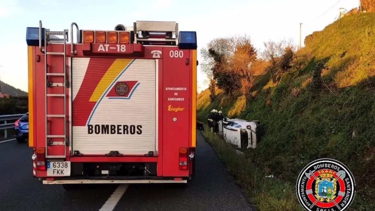 Un coche sufre un vuelco lateral fuera de la calzada en la A-67. / E. Press