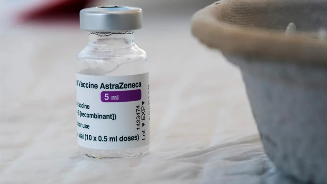 Vista de un vial de la vacuna de AstraZeneca. EFE/Sergio G. Canizares/Archivo