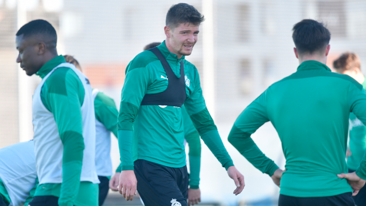 En medio un jugador del Racing exhausto tras el entrenamiento. / Hardy