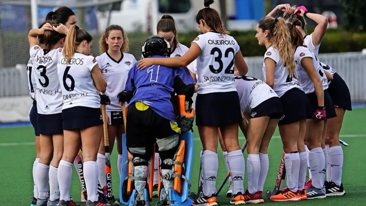 Las jugadoras del Sardinero HC antes de comenzar el partido. / Hardy